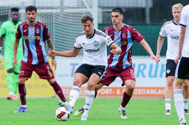 Younes Ebnoutalib (Eintracht Frankfurt) und Salih Malkocoglu (Trabzonspor Kulübü) kämpfen um den Ball, Friendly match, Trabzonspor v Eintracht Frankfurt, SAK-Sportanlage Nonntal am 26. July 2026 in Salzburg, Österreich. (Foto von Marco Steinbrenner DeFodi Images) Younes Ebnoutalib (Eintracht Frankfurt) und Salih Malkocoglu (Trabzonspor Kulübü) battle for the ball, Friendly match, Trabzonspor v Eintracht Frankfurt, SAK-Sportanlage Nonntal, July 26, 2026 in Salzburg, Austria. (Photo by Marco Steinbrenner DeFodi Images) - *** Younes Ebnoutalib of Eintracht Frankfurt and Salih Malkocoglu of Trabzonspor Kulübü battle for the ball, Friendly match, Trabzonspor vs. Eintracht Frankfurt, SAK Sportanlage Nonntal on July 26, 2026, in Salzburg, Austria. Photo by Marco Steinbrenner, DeFodi Images. Younes Ebnoutalib of Eintracht Frankfurt and Salih Malkocoglu of Trabzonspor Kulübü battle for the ball, Friendly match, Trabzonspor vs. Eintracht Frankfurt, SAK Sportanlage Nonntal, July 26, 2026, in Salzburg, Austria. Photo by Marco Steinbrenner, DeFodi Images