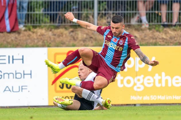 Sport Bilder des Tages SOCCER - Frankfurt vs Trabzonspor, test match SALZBURG,AUSTRIA,26.JUL.26 - SOCCER - 1. DFL, 1. Deutsche Bundesliga, Sueper Lig, Eintracht Frankfurt vs Trabzonspor Kuluebue, test match. Image shows Metehan Mimaroglu (Trabzonspor) and Oscar Hojlund (Frankfurt).  GEPAxpictures xWolfgangxKofler