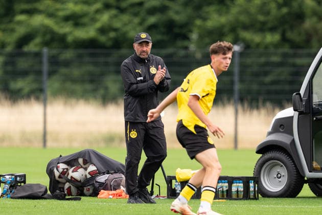 26.07.2026, GER Deutschland, Fussball, Saison 2026 2027, Testspiel zwischen Borussia Dortmund U23 vs Jong FC Utrecht Daniel Rios, Chef-Trainer (BV Borussia Dortmund U23) Gestik, Mimik, Emotionen in der Cochingzone am Spielfeldrand, Dortmund BVB-Trainingsgelände Hohenbuschei Nordrhein Westfalen Deutschland *** July 26, 2026, GER Germany, Soccer, 2026–2027 Season, Friendly match between Borussia Dortmund U23 and Jong FC Utrecht; Daniel Rios, Head Coach of BV Borussia Dortmund U23; gestures, facial expressions, and emotions in the coaching zone on the sidelines; Dortmund BVB training facility in Hohenbuschei, North Rhine-Westphalia, Germany Copyright: xnordphotoxGmbHx xSchulzex