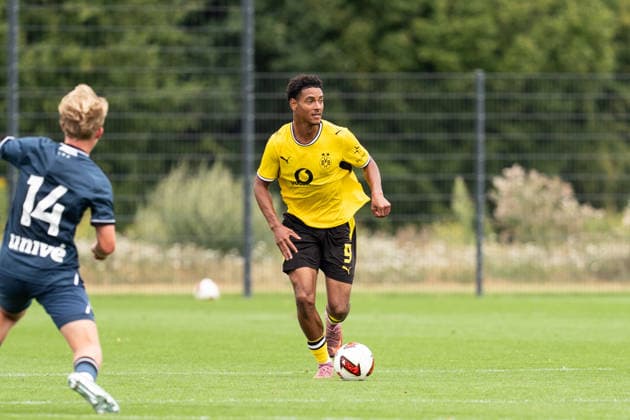 26.07.2026, GER Deutschland, Fussball, Saison 2026 2027, Testspiel zwischen Borussia Dortmund U23 vs Jong FC Utrecht Bennedikt Wüstenhagen Wuestenhagen (BV Borussia Dortmund U23, 9) Einzelaktion; Ganzkörper Ganzkoerper ; Ball am Fuss; Dortmund BVB-Trainingsgelände Hohenbuschei Nordrhein Westfalen Deutschland *** July 26, 2026, GER Germany, Soccer, 2026–2027 Season, Friendly match between Borussia Dortmund U23 and Jong FC Utrecht; Bennedikt Wüstenhagen (Wuestenhagen), BV Borussia Dortmund U23; 9 individual plays; full-body movement; ball at his feet; Dortmund BVB training facility in Hohenbuschei, North Rhine-Westphalia, Germany Copyright: xnordphotoxGmbHx xSchulzex