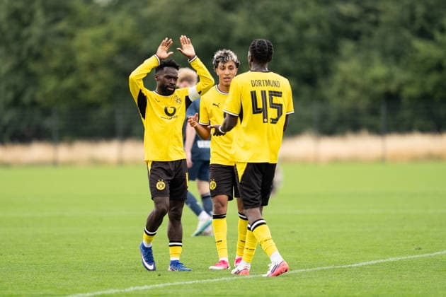 26.07.2026, GER Deutschland, Fussball, Saison 2026 2027, Testspiel zwischen Borussia Dortmund U23 vs Jong FC Utrecht Torjubel Jubel ueber das Tor zum 4:0 durch Daniel Sumbu (BV Borussia Dortmund U23, 45) Joseph Boyamba (BV Borussia Dortmund U23, 10) Fadi Zarqelain (BV Borussia Dortmund U23, 17) Dortmund BVB-Trainingsgelände Hohenbuschei Nordrhein Westfalen Deutschland *** July 26, 2026, GER Germany, Soccer, 2026–2027 Season, Friendly match between Borussia Dortmund U23 and Jong FC Utrecht; goal celebration after Daniel Sumbu’s goal to make it 4–0 for BV Borussia Dortmund U23, 45 Joseph Boyamba BV Borussia Dortmund U23, 10 Fadi Zarqelain BV Borussia Dortmund U23, 17 Dortmund BVB Training Facility Hohenbuschei, North Rhine-Westphalia, Germany Copyright: xnordphotoxGmbHx xSchulzex