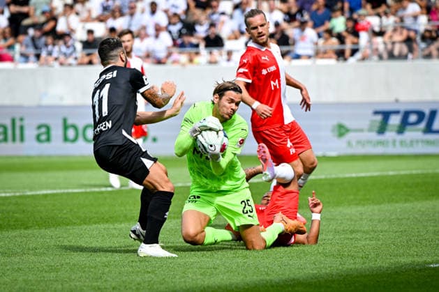 26 07 2026, Lugano, AIL Arena, Super League: FC Lugano - FC Vaduz, 25 Leon Schaffran (Vaduz) in action against 11 Renato Steffen (Lugano) Lugano AIL Arena Ticino Switzerland *** July 26, 2026, Lugano, AIL Arena, Super League: FC Lugano vs. FC Vaduz, No. 25 Leon Schaffran (Vaduz) in action against No. 11 Renato Steffen (Lugano), Lugano, AIL Arena, Ticino, Switzerland Copyright: xJustPictures.ch AndreaxBrancax jp-en-AnBr-AB_26072026_7307