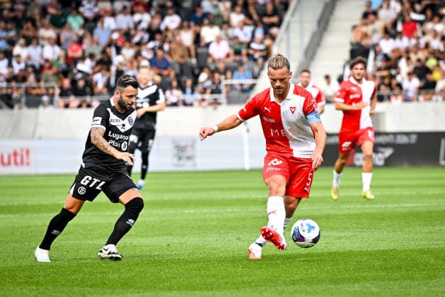 26 07 2026, Lugano, AIL Arena, Super League: FC Lugano - FC Vaduz, 11 Renato Steffen (Lugano) chases 5 Liridon Berisha (Vaduz) Lugano AIL Arena Ticino Switzerland *** July 26, 2026, Lugano, AIL Arena, Super League: FC Lugano vs. FC Vaduz, 11 Renato Steffen (Lugano) vs. 5 Liridon Berisha (Vaduz), Lugano, AIL Arena, Ticino, Switzerland Copyright: xJustPictures.ch AndreaxBrancax jp-en-AnBr-AB_26072026_7365