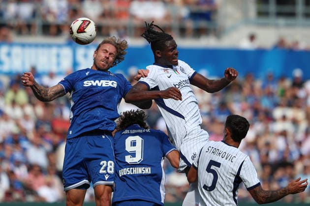 Sport Bilder des Tages Marcel Franke (Karlsruher SC, 28) und Yann Aurel Ludger Bisseck (Inter Mailand, 31) im Luftzweikampf, GER, Karlsruher SC vs. Inter Mailand, Fussball, Testspiel, 2026 2027, 26.07.2026, DFL REGULATIONS PROHIBIT ANY USE OF PHOTOGRAPHS AS IMAGE SEQUENCES AND OR QUASI-VIDEO, GER, Karlsruher SC vs. Inter Mailand, Fussball, Testspiel, 2026 2027, 26.07.2026 Karlsruhe *** Marcel Franke of Karlsruher SC, 28, and Yann Aurel Ludger Bisseck of Inter Milan, 31, in an aerial duel, GER, Karlsruher SC vs. Inter Milan, soccer, friendly match, 2026–2027, July 26, 2026, DFL regulations prohibit any use of photographs as image sequences and or quasi-video, GER, Karlsruher SC vs. Inter Milan, soccer, friendly match, 2026–2027, July 26, 2026, Karlsruhe Copyright: xEibner-Pressefoto JanxPrihodax EP_JPA