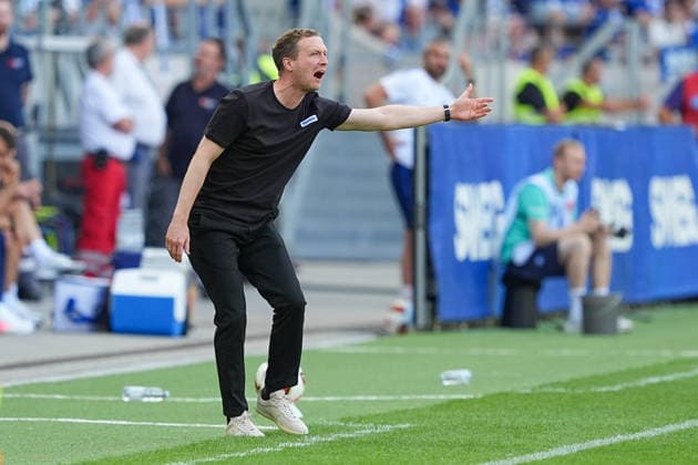 26.07.2026, xydrx, Fußball, Testspiel, Saisoneröffnung, Karlsruher SC - Inter Mailand, Saison 2026 2027, BBBank Wildpark: Maximilian Senft (Cheftrainer Karlsruher SC) gestikulierend DFB regulations prohibit any use of photographs as image sequences and or quasi-video. *** July 26, 2026, xydrx, soccer, friendly match, season opener, Karlsruher SC vs. Inter Milan, 2026–2027 season, BBBank Wildpark: Maximilian Senft, head coach of Karlsruher SC, gesturing. DFB regulations prohibit any use of photographs as image sequences and or quasi-video. Copyright: HMBxMedia YannisxDreimann