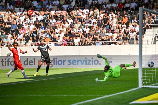 26 07 2026, Lugano, AIL Arena, Super League: FC Lugano - FC Vaduz, 6 Antonios Papadopoulos (Lugano) scores a goal against 25 Leon Schaffran (Vaduz) Lugano AIL Arena Ticino Switzerland *** July 26, 2026, Lugano, AIL Arena, Super League: FC Lugano vs. FC Vaduz, 6. Antonios Papadopoulos (Lugano) scores a goal against 25. Leon Schaffran (Vaduz), Lugano, AIL Arena, Ticino, Switzerland Copyright: xJustPictures.ch AndreaxBrancax jp-en-AnBr-AB_26072026_7771-2
