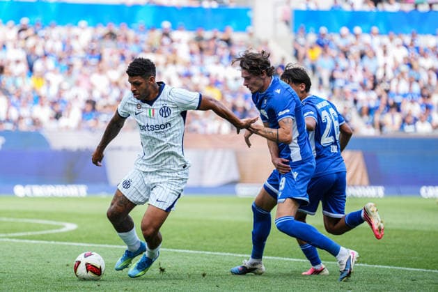Freundschaftsspiel: Karlsruher SC vs FC Internazionale Milano, 26.07.2026 Zweikampf zwischen Luis Henrique (FC Internaziolane Milano, 11) und Moritz Broschinski (Karlsruher SC, 9) Freundschaftsspiel: Karlsruher SC vs FC Internazionale Milano, BBBank Wildpark Karlsruhe, 26.07.2026 DFB DFL REGULATIONS PROHIBIT ANY USE OF PHOTOGRAPHS AS IMAGE SEQUENCES AND OR QUASI-VIDEO. *** Friendly Match: Karlsruher SC vs. FC Internazionale Milano, July 26, 2026. A tackle between Luis Henrique (FC Internazionale Milano, No. 11) and Moritz Broschinski (Karlsruher SC, No. 9). Friendly Match: Karlsruher SC vs. FC Internazionale Milano, BBBank Wildpark Karlsruhe, July 26, 2026 DFB and DFL regulations prohibit any use of photographs as image sequences and or quasi-video Copyright: xBEAUTIFULxSPORTS Boscox