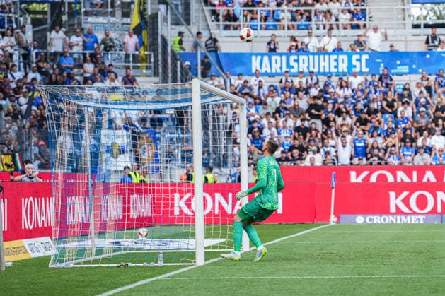 Freundschaftsspiel: Karlsruher SC vs FC Internazionale Milano, 26.07.2026 Josep Martinez (FC Internaziolane Milano, 1) der nach einem Distanzversuch von Marvin Wanitzek (Karlsruher SC, 10) dem Ball hinterherrennen muss Freundschaftsspiel: Karlsruher SC vs FC Internazionale Milano, BBBank Wildpark Karlsruhe, 26.07.2026 DFB DFL REGULATIONS PROHIBIT ANY USE OF PHOTOGRAPHS AS IMAGE SEQUENCES AND OR QUASI-VIDEO. *** Friendly Match: Karlsruher SC vs. FC Internazionale Milano, July 26, 2026; Josep Martinez, FC Internazionale Milano, 1, who has to chase after the ball following a long-range shot by Marvin Wanitzek of Karlsruher SC, 10. Friendly match: Karlsruher SC vs. FC Internazionale Milano, BBBank Wildpark Karlsruhe, July 26, 2026. DFB and DFL regulations prohibit any use of photographs as image sequences and or quasi-video. Copyright: xBEAUTIFULxSPORTS Boscox