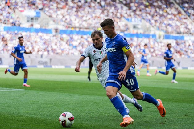 Freundschaftsspiel: Karlsruher SC vs FC Internazionale Milano, 26.07.2026 Zweikampf zwischen Marvin Wanitzek (Karlsruher SC, 10) und NicolÃ² Barella (FC Internaziolane Milano, 23) Freundschaftsspiel: Karlsruher SC vs FC Internazionale Milano, BBBank Wildpark Karlsruhe, 26.07.2026 DFB DFL REGULATIONS PROHIBIT ANY USE OF PHOTOGRAPHS AS IMAGE SEQUENCES AND OR QUASI-VIDEO. *** Friendly Match: Karlsruher SC vs. FC Internazionale Milano, July 26, 2026. A tackle between Marvin Wanitzek (Karlsruher SC, No. 10) and Nicolò Barella (FC Internazionale Milano, No. 23). Friendly Match: Karlsruher SC vs. FC Internazionale Milano, BBBank Wildpark Karlsruhe, July 26, 2026 DFB and DFL regulations prohibit any use of photographs as image sequences and or quasi-video Copyright: xBEAUTIFULxSPORTS Boscox