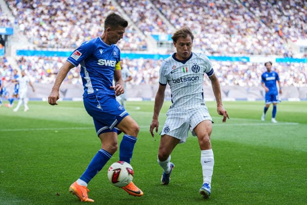 Freundschaftsspiel: Karlsruher SC vs FC Internazionale Milano, 26.07.2026 Zweikampf zwischen Marvin Wanitzek (Karlsruher SC, 10) und NicolÃ² Barella (FC Internaziolane Milano, 23) Freundschaftsspiel: Karlsruher SC vs FC Internazionale Milano, BBBank Wildpark Karlsruhe, 26.07.2026 DFB DFL REGULATIONS PROHIBIT ANY USE OF PHOTOGRAPHS AS IMAGE SEQUENCES AND OR QUASI-VIDEO. *** Friendly Match: Karlsruher SC vs. FC Internazionale Milano, July 26, 2026. A tackle between Marvin Wanitzek (Karlsruher SC, No. 10) and Nicolò Barella (FC Internazionale Milano, No. 23). Friendly Match: Karlsruher SC vs. FC Internazionale Milano, BBBank Wildpark Karlsruhe, July 26, 2026 DFB and DFL regulations prohibit any use of photographs as image sequences and or quasi-video Copyright: xBEAUTIFULxSPORTS Boscox