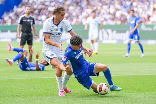 26.07.2026, xydrx, Fußball, Testspiel, Saisoneröffnung, Karlsruher SC - Inter Mailand, Saison 2026 2027, BBBank Wildpark: Francesco Pio Esposito (Inter Mailand, 94) im Zweikampf gegen Deniz Ofli (Karlsruher SC, 3) DFB regulations prohibit any use of photographs as image sequences and or quasi-video. *** July 26, 2026, xydrx, soccer, friendly match, season opener, Karlsruher SC vs. Inter Milan, 2026–2027 season, BBBank Wildpark, Francesco Pio Esposito, Inter Milan, No. 94 in a tackle against Deniz Ofli of Karlsruher SC, 3. DFB regulations prohibit any use of photographs as image sequences and or quasi-video Copyright: HMBxMedia YannisxDreimann
