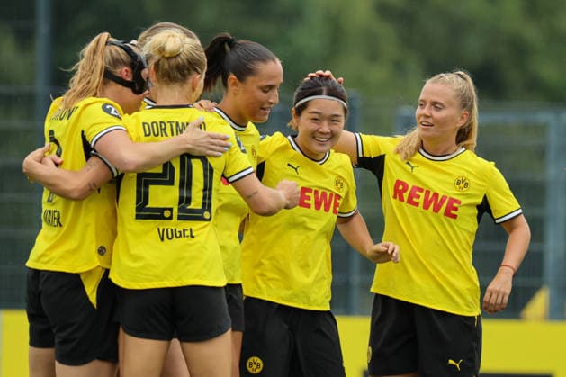 Dortmund, Deutschland: 26.07.2026 - Testspiel - BVB Frauen vs. SC Heerenveen Frauen Im Bild: Torschützin Sara Ito (BVB), von rechts die Zweite im Bild, macht das Tor zum 1:0 für Dortmund und jubelt mit ihren Mannschaftskolleginnen *** Dortmund, Germany, July 26, 2026: Friendly match between BVB Women and SC Heerenveen Women. Pictured: BVB goal scorer Sara Ito, second from the right, scores the 1-0 goal for Dortmund and celebrates with her teammates. Copyright: HMBxMedia MadeleinexFantini