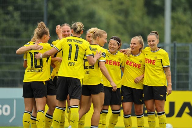 Dortmund, Deutschland: 26.07.2026 - Testspiel - BVB Frauen vs. SC Heerenveen Frauen Im Bild: Torschützin Sara Ito (BVB), von rechts die Dritte im Bild, macht das Tor zum 1:0 für Dortmund und jubelt mit ihren Mannschaftskolleginnen *** Dortmund, Germany, July 26, 2026: Friendly match between BVB Women and SC Heerenveen Women. Pictured: BVB goal scorer Sara Ito, third from the right, scores the 1-0 goal for Dortmund and celebrates with her teammates. Copyright: HMBxMedia MadeleinexFantini
