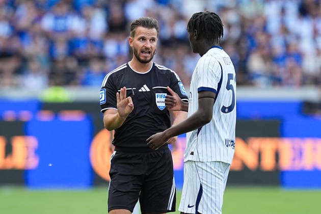 26.07.2026, xydrx, Fußball, Testspiel, Saisoneröffnung, Karlsruher SC - Inter Mailand, Saison 2026 2027, BBBank Wildpark: Daniel Schlager (Schiedsrichter) gestikulierend mit Jamal Iddrissou (Inter Mailand, 52) DFB regulations prohibit any use of photographs as image sequences and or quasi-video. *** July 26, 2026, xydrx, soccer, exhibition match, season opener, Karlsruher SC vs. Inter Milan, 2026–2027 season, BBBank Wildpark: Daniel Schlager, the referee, gesturing toward Jamal Iddrissou of Inter Milan, 52. DFB regulations prohibit any use of photographs as image sequences and or quasi-video. Copyright: HMBxMedia YannisxDreimann