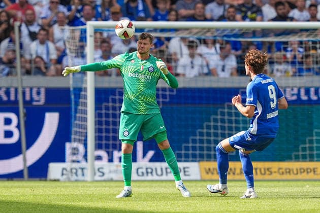 26.07.2026, xydrx, Fußball, Testspiel, Saisoneröffnung, Karlsruher SC - Inter Mailand, Saison 2026 2027, BBBank Wildpark: Josep Martinez Riera (Inter Mailand, 1) Moritz Broschinski (Karlsruher SC, 9) DFB regulations prohibit any use of photographs as image sequences and or quasi-video. *** July 26, 2026, xydrx, soccer, exhibition match, season opener, Karlsruher SC vs. Inter Milan, 2026–2027 season, BBBank Wildpark, Josep Martinez Riera, Inter Milan, 1 Moritz Broschinski, Karlsruher SC, 9 DFB regulations prohibit any use of photographs as image sequences and or quasi-video Copyright: HMBxMedia YannisxDreimann