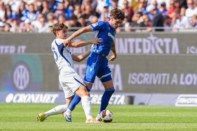 26.07.2026, xydrx, Fußball, Testspiel, Saisoneröffnung, Karlsruher SC - Inter Mailand, Saison 2026 2027, BBBank Wildpark: Leonardo Bovio (Inter Mailand, 46) im Zweikampf gegen Moritz Broschinski (Karlsruher SC, 9) DFB regulations prohibit any use of photographs as image sequences and or quasi-video. *** July 26, 2026, xydrx, soccer, exhibition match, season opener, Karlsruher SC vs. Inter Milan, 2026–2027 season, BBBank Wildpark, Leonardo Bovio (Inter Milan), No. 46 in a tackle against Moritz Broschinski (Karlsruher SC), 9. DFB regulations prohibit any use of photographs as image sequences and or quasi-video Copyright: HMBxMedia YannisxDreimann