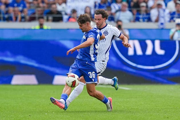 26.07.2026, xydrx, Fußball, Testspiel, Saisoneröffnung, Karlsruher SC - Inter Mailand, Saison 2026 2027, BBBank Wildpark: Rafael Pinto Pedrosa (Karlsruher SC, 36) im Zweikampf gegen Carlos Augusto Zopolato Neves (Inter Mailand, 30) DFB regulations prohibit any use of photographs as image sequences and or quasi-video. *** July 26, 2026, xydrx, soccer, friendly match, season opener, Karlsruher SC vs. Inter Milan, 2026–2027 season, BBBank Wildpark, Rafael Pinto Pedrosa (Karlsruher SC), 36, in a tackle against Carlos Augusto Zopolato Neves (Inter Milan), 30. DFB regulations prohibit any use of photographs as image sequences and or quasi-video. Copyright: HMBxMedia YannisxDreimann