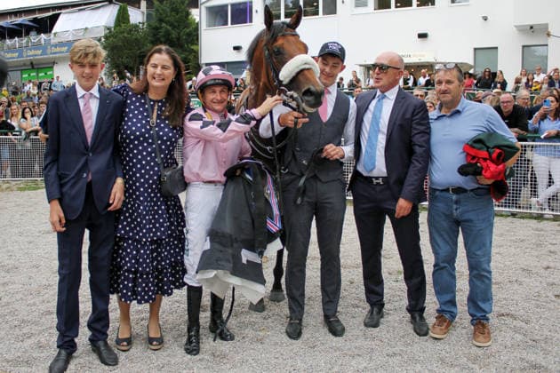 26.07.2026, Muenchen, Bayern, GER - Hotazhell mit Shane Foley und Trainertochter Emma Harrington (Zweite von links) nach dem Sieg im 50. Grossen Dallmayr-Preis. Galopprennbahn Muenchen-Riem. (Pferd, Jockey, Hotazhell, Foley, Sieg, Harrington, Tochter) 260726WB995MUENCHEN.JPG *** July 26, 2026, Munich, Bavaria, GER: Hotazhell, ridden by Shane Foley and trained by Emma Harrington (the trainer s daughter), second from the left after winning the 50th Grand Dallmayr Prize at the Munich-Riem Racetrack. Horse, jockey, Hotazhell, Foley, victory, Harrington, daughter 260726WB995MUENCHEN JPG
