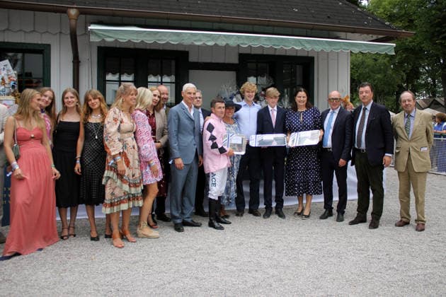 26.07.2026, Muenchen, Bayern, GER - Siegerehrung: Hotazhell mit Shane Foley gewinnt den 50. Grossen Dallmayr-Preis. Galopprennbahn Muenchen-Riem. (Siegerehrung, Hotazhell, Foley, Sieg) 260726WB997MUENCHEN.JPG *** July 26, 2026, Munich, Bavaria, GER Victory ceremony: Hotazhell, ridden by Shane Foley, wins the 50th Grand Dallmayr Prize at the Munich-Riem Racetrack. Victory ceremony, Hotazhell, Foley, victory 260726WB997MUENCHEN JPG