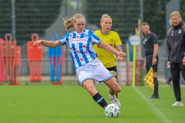 Dortmund, Deutschland: 26.07.2026 - Testspiel - BVB Frauen vs. SC Heerenveen Frauen Im Bild: v.li. die Zweite Ann-Sophie Vogel (BVB) *** Dortmund, Germany, July 26, 2026: Friendly match between BVB Women and SC Heerenveen Women. Pictured, from left: Second from left, Ann Sophie Vogel of BVB Copyright: HMBxMedia MadeleinexFantini