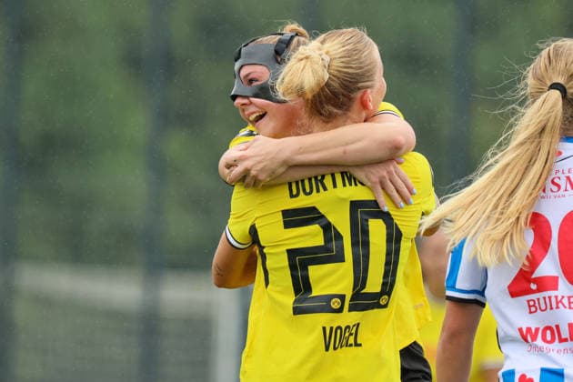 Dortmund, Deutschland: 26.07.2026 - Testspiel - BVB Frauen vs. SC Heerenveen Frauen Im Bild: v.li. Torschützin Ramona Maier (BVB) macht das Tor zum 2:0 für Dortmund und jubelt mit Ann-Sophie Vogel (BVB) *** Dortmund, Germany, July 26, 2026: Friendly match: BVB Women vs. SC Heerenveen Women. Pictured, from left: Goal scorer Ramona Maier (BVB) scores the goal to make it 2–0 for Dortmund and celebrates with Ann Sophie Vogel (BVB). Copyright: HMBxMedia MadeleinexFantini