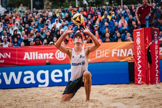 Beachvolleyball Männer Allianz German Beach Club Finals Die Finals 2026 Hannover Finale Eintracht Spontent (Düsseldorf) vs. Hauptstadt Beacher (Berlin) 26.07.2026 Zuspiel auf den Knien von Tristan Fröbel Hannover Opernplatz Niedersachsen Deutschland *** Men s Beach Volleyball Allianz German Beach Club Finals The 2026 Finals in Hanover: Eintracht Spontent Düsseldorf vs. Hauptstadt Beacher Berlin, July 26, 2026. Set by Tristan Fröbel on his knees at Opernplatz in Hanover, Lower Saxony, Germany