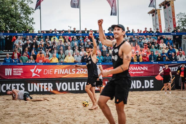 Beachvolleyball Männer Allianz German Beach Club Finals Die Finals 2026 Hannover Finale Eintracht Spontent (Düsseldorf) vs. Hauptstadt Beacher (Berlin) 26.07.2026 v.l. Paul Henning und Lukas Pfretzschner jubeln nach dem Sieg Hannover Opernplatz Niedersachsen Deutschland *** Men s Beach Volleyball Allianz German Beach Club Finals: The 2026 Finals in Hanover—Final Match: Eintracht Spontent Düsseldorf vs. Hauptstadt Beacher Berlin, July 26, 2026. Photo: Paul Henning and Lukas Pfretzschner celebrate after their victory at Opernplatz in Hanover, Lower Saxony, Germany