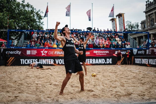Beachvolleyball Männer Allianz German Beach Club Finals Die Finals 2026 Hannover Finale Eintracht Spontent (Düsseldorf) vs. Hauptstadt Beacher (Berlin) 26.07.2026 v.l. Lukas Pfretzschner und Paul Henning jubeln nach dem Sieg Hannover Opernplatz Niedersachsen Deutschland *** Men s Beach Volleyball Allianz German Beach Club Finals: The 2026 Finals in Hanover—Final Match: Eintracht Spontent Düsseldorf vs. Hauptstadt Beacher Berlin, July 26, 2026. Photo: Lukas Pfretzschner and Paul Henning celebrate after their victory at Opernplatz in Hanover, Lower Saxony, Germany