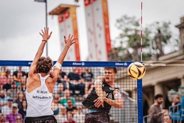 Beachvolleyball Männer Allianz German Beach Club Finals Die Finals 2026 Hannover Finale Eintracht Spontent (Düsseldorf) vs. Hauptstadt Beacher (Berlin) 26.07.2026 Luis Kubo beim Angriff Hannover Opernplatz Niedersachsen Deutschland *** Men s Beach Volleyball Allianz German Beach Club Finals The 2026 Finals in Hanover: Eintracht Spontent Düsseldorf vs. Hauptstadt Beacher Berlin, July 26, 2026. Luis Kubo on the attack at Opernplatz in Hanover, Lower Saxony, Germany