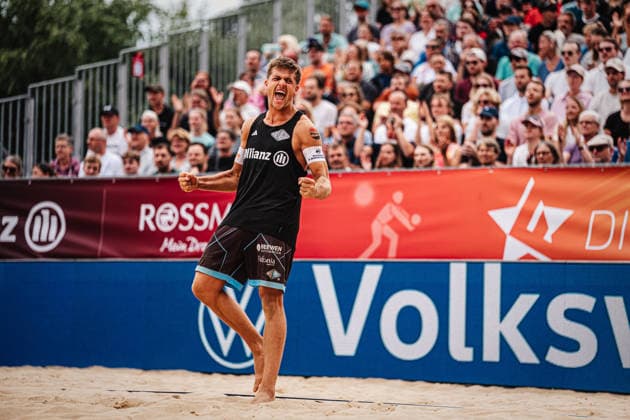 Beachvolleyball Männer Allianz German Beach Club Finals Die Finals 2026 Hannover Finale Eintracht Spontent (Düsseldorf) vs. Hauptstadt Beacher (Berlin) 26.07.2026 Luis Kubo jubelt Hannover Opernplatz Niedersachsen Deutschland *** Men s Beach Volleyball Allianz German Beach Club Finals The 2026 Finals in Hanover: Eintracht Spontent Düsseldorf vs. Hauptstadt Beacher Berlin, July 26, 2026. Luis Kubo celebrates at Opernplatz in Hanover, Lower Saxony, Germany