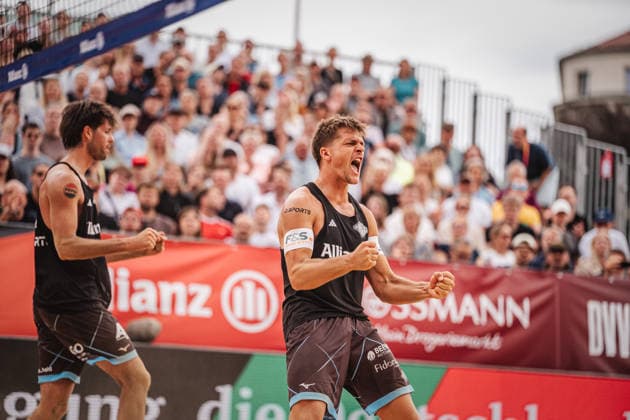 Beachvolleyball Männer Allianz German Beach Club Finals Die Finals 2026 Hannover Finale Eintracht Spontent (Düsseldorf) vs. Hauptstadt Beacher (Berlin) 26.07.2026 v.l. Niklas Held und Luis Kubo jubeln Hannover Opernplatz Niedersachsen Deutschland *** Men s Beach Volleyball Allianz German Beach Club Finals: The 2026 Finals in Hanover—Final Match: Eintracht Spontent Düsseldorf vs. Hauptstadt Beacher Berlin, July 26, 2026. Pictured: Niklas Held and Luis Kubo celebrate at Opernplatz in Hanover, Lower Saxony, Germany