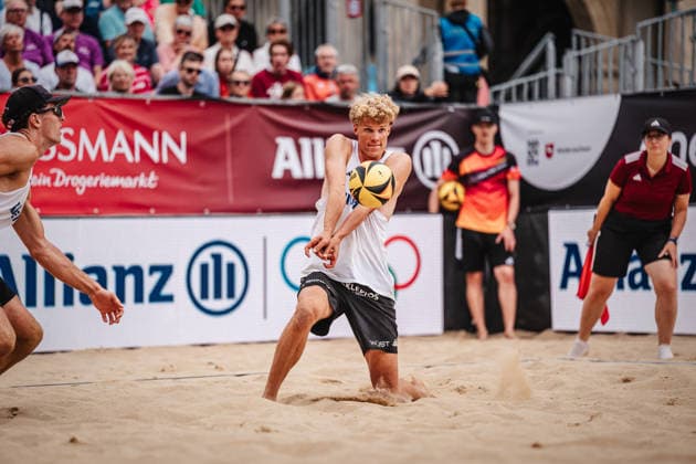 Beachvolleyball Männer Allianz German Beach Club Finals Die Finals 2026 Hannover Finale Eintracht Spontent (Düsseldorf) vs. Hauptstadt Beacher (Berlin) 26.07.2026 Tamo Wüst Annahme Hannover Opernplatz Niedersachsen Deutschland *** Men s Beach Volleyball Allianz German Beach Club Finals: The 2026 Finals in Hanover—Final Match: Eintracht Spontent Düsseldorf vs. Hauptstadt Beacher Berlin, July 26, 2026, Tamo Wüst, Serve, Hanover Opernplatz, Lower Saxony, Germany