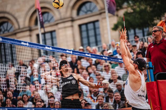 Beachvolleyball Männer Allianz German Beach Club Finals Die Finals 2026 Hannover Finale Eintracht Spontent (Düsseldorf) vs. Hauptstadt Beacher (Berlin) 26.07.2026 v.l. Lukas Pfretzschner gegen Tristan Fröbel Hannover Opernplatz Niedersachsen Deutschland *** Men s Beach Volleyball Allianz German Beach Club Finals: The 2026 Finals in Hanover—Final Match: Eintracht Spontent Düsseldorf vs. Hauptstadt Beacher Berlin, July 26, 2026, photo by Lukas Pfretzschner vs. Tristan Fröbel, Opernplatz, Hanover, Lower Saxony, Germany