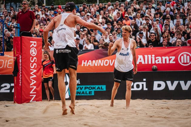 Beachvolleyball Männer Allianz German Beach Club Finals Die Finals 2026 Hannover Finale Eintracht Spontent (Düsseldorf) vs. Hauptstadt Beacher (Berlin) 26.07.2026 v.l. Tristan Fröbel und Tamo Wüst jubeln Hannover Opernplatz Niedersachsen Deutschland *** Men s Beach Volleyball Allianz German Beach Club Finals: The 2026 Finals in Hanover—Final Match: Eintracht Spontent Düsseldorf vs. Hauptstadt Beacher Berlin, July 26, 2026. Pictured: Tristan Fröbel and Tamo Wüst celebrate at Opernplatz in Hanover, Lower Saxony, Germany