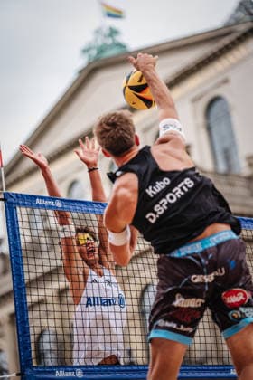 Beachvolleyball Männer Allianz German Beach Club Finals Die Finals 2026 Hannover Finale Eintracht Spontent (Düsseldorf) vs. Hauptstadt Beacher (Berlin) 26.07.2026 v.l. Filo Wüst gegen Luis Kubo Hannover Opernplatz Niedersachsen Deutschland *** Men s Beach Volleyball Allianz German Beach Club Finals: The 2026 Finals in Hanover—Final Match: Eintracht Spontent Düsseldorf vs. Hauptstadt Beacher Berlin, July 26, 2026, v l Filo Wüst vs. Luis Kubo, Opernplatz, Hanover, Lower Saxony, Germany