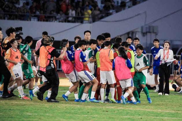 SUZHOU, CHINA - JULY 26: Spanish national team, Nationalteam player Pedro Gonzalez Lopez signs autographs for young players during the final of the National High School Campus Football League on July 26, 2026 in Suzhou, Jiangsu Province of China.  Copyright: xVCGx 111656521342