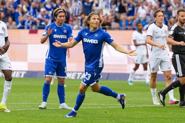 26.07.2026, xydrx, Fußball, Testspiel, Saisoneröffnung, Karlsruher SC - Inter Mailand, Saison 2026 2027, BBBank Wildpark: Torjubel nach dem Tor zum 1:0 für den Karlsruher SC durch Torschütze Tim Civeja (Karlsruher SC, 23) DFB regulations prohibit any use of photographs as image sequences and or quasi-video. *** July 26, 2026, xydrx, soccer, exhibition match, season opener, Karlsruher SC vs. Inter Milan, 2026–2027 season, BBBank Wildpark: Celebrations after Karlsruher SC’s 1–0 goal scored by Tim Civeja, Karlsruher SC, 23. DFB regulations prohibit any use of photographs as image sequences and or quasi-video. Copyright: HMBxMedia YannisxDreimann