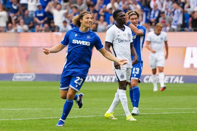 26.07.2026, xydrx, Fußball, Testspiel, Saisoneröffnung, Karlsruher SC - Inter Mailand, Saison 2026 2027, BBBank Wildpark: Torjubel nach dem Tor zum 1:0 für den Karlsruher SC durch Torschütze Tim Civeja (Karlsruher SC, 23) DFB regulations prohibit any use of photographs as image sequences and or quasi-video. *** July 26, 2026, xydrx, soccer, exhibition match, season opener, Karlsruher SC vs. Inter Milan, 2026–2027 season, BBBank Wildpark: Celebrations after Karlsruher SC’s 1–0 goal scored by Tim Civeja, Karlsruher SC, 23. DFB regulations prohibit any use of photographs as image sequences and or quasi-video. Copyright: HMBxMedia YannisxDreimann