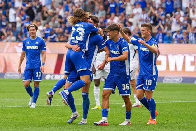 26.07.2026, xydrx, Fußball, Testspiel, Saisoneröffnung, Karlsruher SC - Inter Mailand, Saison 2026 2027, BBBank Wildpark: Torjubel nach dem Tor zum 1:0 für den Karlsruher SC durch Torschütze Tim Civeja (Karlsruher SC, 23) zusammen mit Moritz Broschinski (Karlsruher SC, 9) und Rafael Pinto Pedrosa (Karlsruher SC, 36) Marvin Wanitzek (Karlsruher SC, 10) DFB regulations prohibit any use of photographs as image sequences and or quasi-video. *** July 26, 2026, xydrx, soccer, exhibition match, season opener, Karlsruher SC vs. Inter Milan, 2026–2027 season, BBBank Wildpark: Celebration after Karlsruher SC’s 1–0 goal scored by Tim Civeja (Karlsruher SC, 23), along with Moritz Broschinski (Karlsruher SC, 9) and Rafael Pinto Pedrosa (Karlsruher SC), 36 Marvin Wanitzek (Karlsruher SC, 10). DFB regulations prohibit any use of photographs as image sequences and or quasi-video. Copyright: HMBxMedia YannisxDreimann