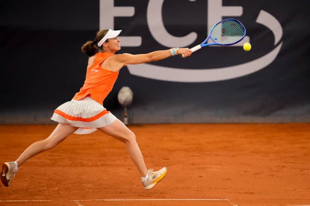 MSC Hamburg Ladies Open - Day 7 Martina Hingis of Switzerland plays during an exhibition match against Andrea Petkovic of Germany at the 2026 MSC Hamburg Ladies Open Women s tennis tournament at Am Rothenbaum in Hamburg, Germany. Hamburg Hamburg Germany  Copyright: xOwenxHammondx originalFilename:hammond-2026msch260726_np2fh.jpg