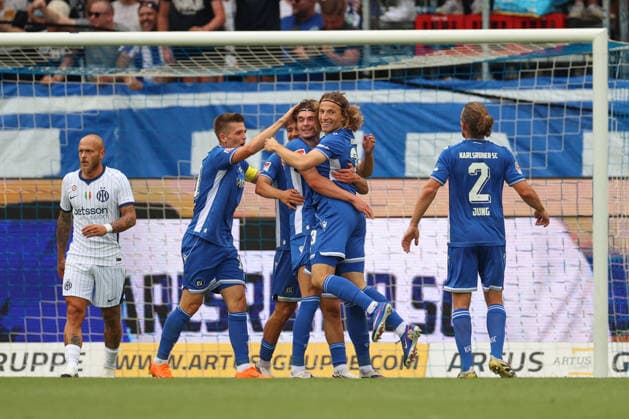 das. 1:0 durch Tim Civeja (Karlsruher SC, 23) Marvin Wanitzek (Karlsruher SC, 10) Moritz Broschinski (Karlsruher SC, 09) jubeln, GER, Karlsruher SC vs. Inter Mailand, Fussball, Testspiel, 2026 2027, 26.07.2026, DFL REGULATIONS PROHIBIT ANY USE OF PHOTOGRAPHS AS IMAGE SEQUENCES AND OR QUASI-VIDEO, GER, Karlsruher SC vs. Inter Mailand, Fussball, Testspiel, 2026 2027, 26.07.2026 Karlsruhe *** No. 10 Tim Civeja (Karlsruher SC), No. 23 Marvin Wanitzek (Karlsruher SC), No. 10 Moritz Broschinski (Karlsruher SC), No. 09 celebrating, GER, Karlsruher SC vs. Inter Milan, Soccer, Friendly Match, 2026–2027, July 26, 2026, DFL regulations prohibit any use of photographs as image sequences and or quasi-video, GER, Karlsruher SC vs. Inter Milan, soccer, friendly match, 2026–2027, July 26, 2026, Karlsruhe Copyright: xEibner-Pressefoto JanxPrihodax EP_JPA