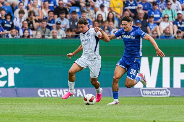 Freundschaftsspiel: Karlsruher SC vs FC Internazionale Milano, 26.07.2026 Zweikampf zwischen Mattia Mosconi (FC Internazionale Milano, 48) und Rafael Pinto Pedrosa (Karlsruher SC, 36) Freundschaftsspiel: Karlsruher SC vs FC Internazionale Milano, BBBank Wildpark Karlsruhe, 26.07.2026 DFB DFL REGULATIONS PROHIBIT ANY USE OF PHOTOGRAPHS AS IMAGE SEQUENCES AND OR QUASI-VIDEO. *** Friendly Match: Karlsruher SC vs. FC Internazionale Milano, July 26, 2026. A tackle between Mattia Mosconi (FC Internazionale Milano, 48) and Rafael Pinto Pedrosa (Karlsruher SC, 36). Friendly Match: Karlsruher SC vs. FC Internazionale Milano, BBBank Wildpark Karlsruhe, July 26, 2026 DFB and DFL regulations prohibit any use of photographs as image sequences and or quasi-video Copyright: xBEAUTIFULxSPORTS Boscox