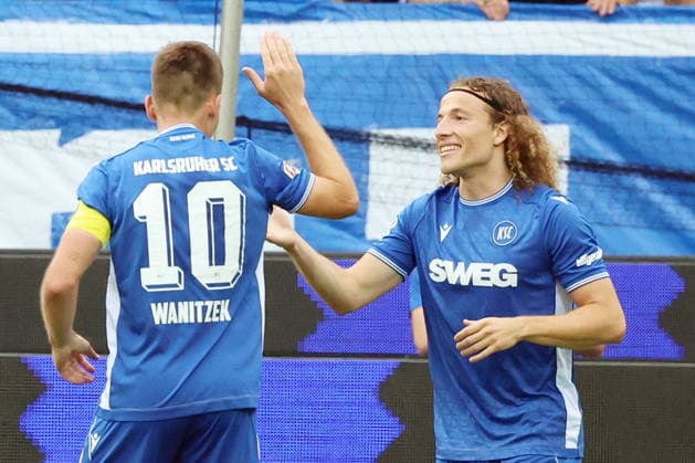 26.07.2026, xrekx, Fussball Testspiel, Karlsruher SC - Inter Mailand v.l. Torjubel nach dem Tor zum celebrating the goal celebrate 1:0 durch Tim Civeja (Karlsruher SC) mit Marvin Wanitzek (Karlsruher SC) (DFL DFB REGULATIONS PROHIBIT ANY USE OF PHOTOGRAPHS as IMAGE SEQUENCES and or QUASI-VIDEO) Karlsruhe *** July 26, 2026, xrekx, Soccer Friendly Match, Karlsruher SC vs. Inter Milan – Goal celebration after Tim Civeja’s goal to make it 1–0 for Karlsruher SC, featuring Marvin Wanitzek. Karlsruher SC. DFL. DFB. REGULATIONS PROHIBIT ANY USE OF PHOTOGRAPHS AS IMAGE SEQUENCES AND OR QUASI-VIDEOSEO Karlsruhe