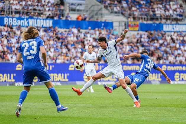 Freundschaftsspiel: Karlsruher SC vs FC Internazionale Milano, 26.07.2026 Zweikampf zwischen Alessandro Bastoni (FC Internaziolane Milano, 95) und Rafael Pinto Pedrosa (Karlsruher SC, 36) Freundschaftsspiel: Karlsruher SC vs FC Internazionale Milano, BBBank Wildpark Karlsruhe, 26.07.2026 DFB DFL REGULATIONS PROHIBIT ANY USE OF PHOTOGRAPHS AS IMAGE SEQUENCES AND OR QUASI-VIDEO. *** Friendly Match: Karlsruher SC vs. FC Internazionale Milano, July 26, 2026. A tackle between Alessandro Bastoni (FC Internazionale Milano, 95) and Rafael Pinto Pedrosa (Karlsruher SC, 36). Friendly Match: Karlsruher SC vs. FC Internazionale Milano, BBBank Wildpark Karlsruhe, July 26, 2026 DFB and DFL regulations prohibit any use of photographs as image sequences and or quasi-video Copyright: xBEAUTIFULxSPORTS Boscox