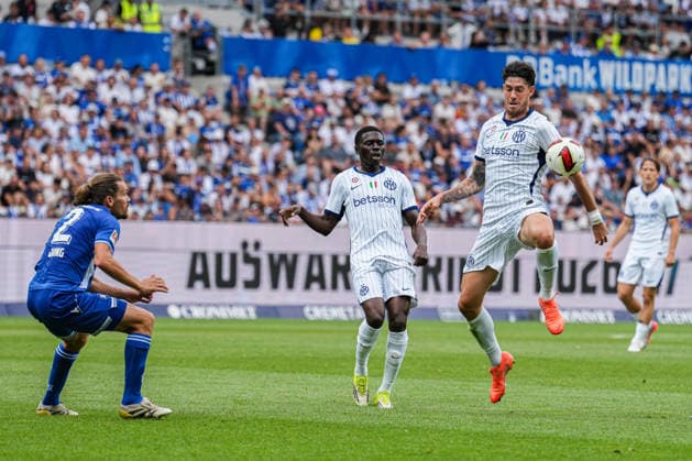 Freundschaftsspiel: Karlsruher SC vs FC Internazionale Milano, 26.07.2026 Alessandro Bastoni (FC Internaziolane Milano, 95) mit einer Ballannahme Freundschaftsspiel: Karlsruher SC vs FC Internazionale Milano, BBBank Wildpark Karlsruhe, 26.07.2026 DFB DFL REGULATIONS PROHIBIT ANY USE OF PHOTOGRAPHS AS IMAGE SEQUENCES AND OR QUASI-VIDEO. *** Friendly Match: Karlsruher SC vs. FC Internazionale Milano, July 26, 2026 — Alessandro Bastoni of FC Internazionale Milano, No. 95, controlling the ball — Friendly Match: Karlsruher SC vs. FC Internazionale Milano, BBBank Wildpark Karlsruhe, July 26, 2026. DFB and DFL regulations prohibit any use of photographs as image sequences and or quasi-video. Copyright: xBEAUTIFULxSPORTS Boscox