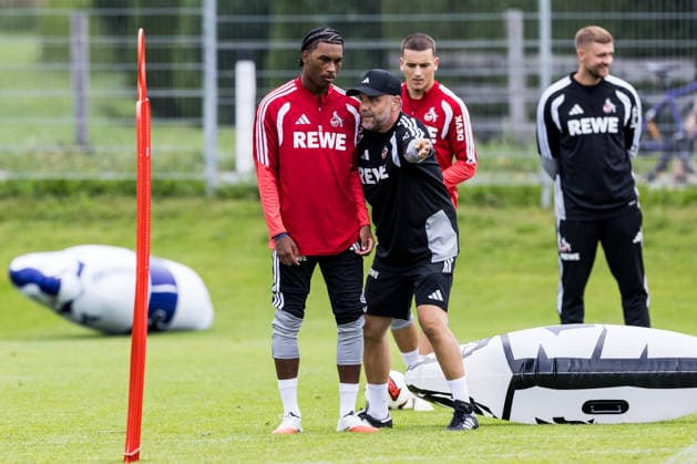 ST. JOHANN IN TIROL, AUSTRIA - JULY 26: Reigan Heskey (1. FC Koeln, 11) with Evangelos Sbonias(Assistant Coach 1. FC Koeln) during a training session at trainings camp in Kitzbuehel of season 2026 27 at Koasastadion on July 26, 2026 in St. Johann in Tirol, Austria. Austria Copyright: xSteffiexWunderlx