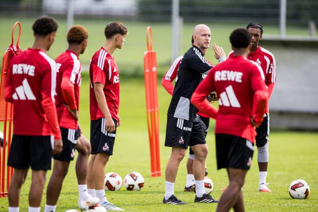 ST. JOHANN IN TIROL, AUSTRIA - JULY 26: Rene Wagner (Head Coach 1. FC Koeln) coaching, explaining, during a training session at trainings camp in Kitzbuehel of season 2026 27 at Koasastadion on July 26, 2026 in St. Johann in Tirol, Austria. Austria Copyright: xSteffiexWunderlx