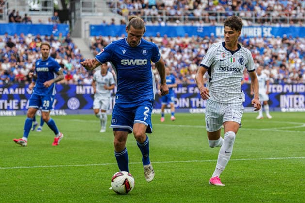 Freundschaftsspiel: Karlsruher SC vs FC Internazionale Milano, 26.07.2026 Zweikampf zwischen Sebastian Jung (Karlsruher SC, 2) und Luka Topalovic (FC Internazionale Milano, 58) Freundschaftsspiel: Karlsruher SC vs FC Internazionale Milano, BBBank Wildpark Karlsruhe, 26.07.2026 DFB DFL REGULATIONS PROHIBIT ANY USE OF PHOTOGRAPHS AS IMAGE SEQUENCES AND OR QUASI-VIDEO. *** Friendly Match: Karlsruher SC vs. FC Internazionale Milano, July 26, 2026. Tackle between Sebastian Jung (Karlsruher SC, 2) and Luka Topalovic (FC Internazionale Milano, 58). Friendly Match: Karlsruher SC vs. FC Internazionale Milano, BBBank Wildpark Karlsruhe, July 26, 2026 DFB and DFL regulations prohibit any use of photographs as image sequences and or quasi-video Copyright: xBEAUTIFULxSPORTS Boscox