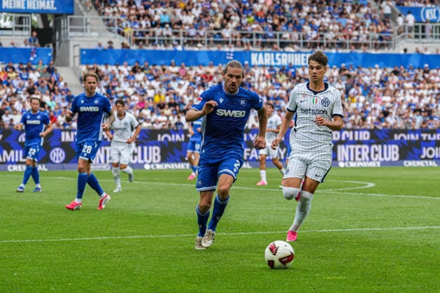 Freundschaftsspiel: Karlsruher SC vs FC Internazionale Milano, 26.07.2026 Zweikampf zwischen Sebastian Jung (Karlsruher SC, 2) und Luka Topalovic (FC Internazionale Milano, 58) Freundschaftsspiel: Karlsruher SC vs FC Internazionale Milano, BBBank Wildpark Karlsruhe, 26.07.2026 DFB DFL REGULATIONS PROHIBIT ANY USE OF PHOTOGRAPHS AS IMAGE SEQUENCES AND OR QUASI-VIDEO. *** Friendly Match: Karlsruher SC vs. FC Internazionale Milano, July 26, 2026. Tackle between Sebastian Jung (Karlsruher SC, 2) and Luka Topalovic (FC Internazionale Milano, 58). Friendly Match: Karlsruher SC vs. FC Internazionale Milano, BBBank Wildpark Karlsruhe, July 26, 2026 DFB and DFL regulations prohibit any use of photographs as image sequences and or quasi-video Copyright: xBEAUTIFULxSPORTS Boscox