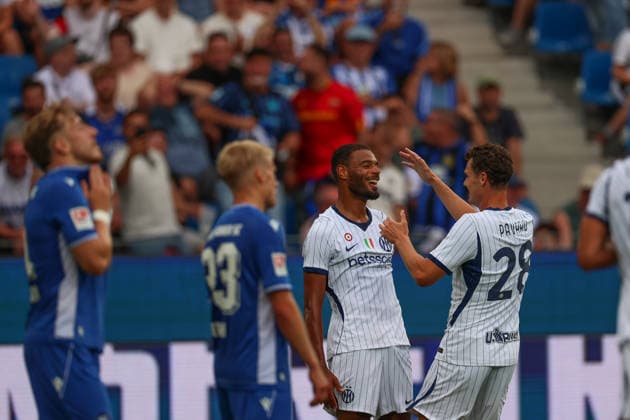 Andy Diouf (Inter Mailand, 17) jubelt mit Benjamin Pavard (Inter Mailand, 28) , GER, Karlsruher SC vs. Inter Mailand, Fussball, Testspiel, 2026 2027, 26.07.2026, DFL REGULATIONS PROHIBIT ANY USE OF PHOTOGRAPHS AS IMAGE SEQUENCES AND OR QUASI-VIDEO, GER, Karlsruher SC vs. Inter Mailand, Fussball, Testspiel, 2026 2027, 26.07.2026 Karlsruhe *** Andy Diouf (Inter Milan, 17) celebrates with Benjamin Pavard (Inter Milan, 28), GER, Karlsruher SC vs. Inter Milan, soccer, friendly match, 2026–2027, July 26, 2026, DFL regulations prohibit any use of photographs as image sequences and or quasi-video, GER, Karlsruher SC vs. Inter Milan, soccer, friendly match, 2026–2027, July 26, 2026, Karlsruhe Copyright: xEibner-Pressefoto JanxPrihodax EP_JPA